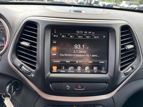 Used 2017 Jeep Cherokee Latitude w/ Safety/Convenience Group AWD/4WD image 19