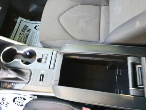Used 2020 Toyota Highlander LE FWD image 19