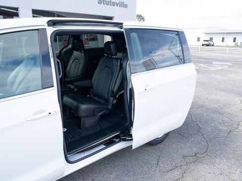 New 2026 Chrysler Pacifica Select image 11