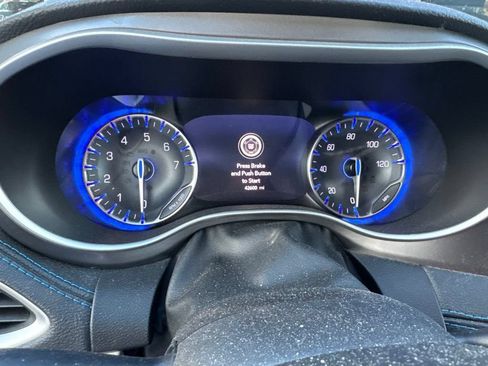 Used 2021 Chrysler Pacifica Touring-L w/ Uconnect Theater Family Group FWD image 15