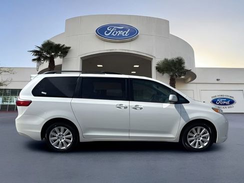 Used 2017 Toyota Sienna XLE w/ XLE Navigation Package AWD/4WD image 5