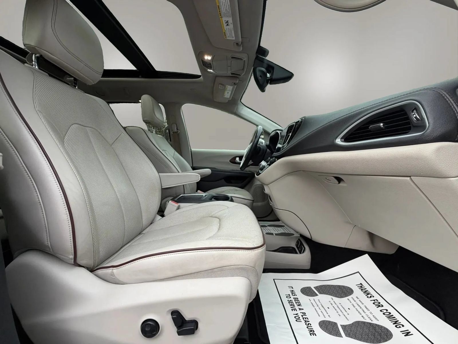Used 2017 Chrysler Pacifica Limited FWD image 32
