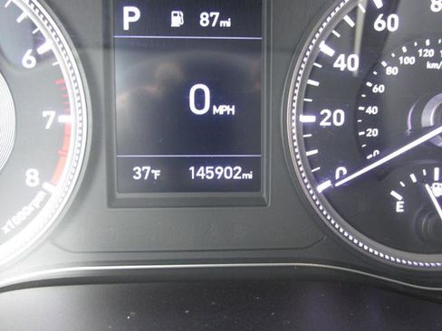 Used 2019 Hyundai Santa Fe SE image 2