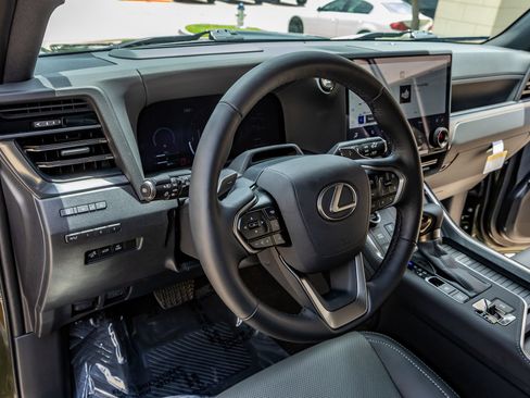 Used 2025 Lexus GX 550 w/ Cold Area Package AWD/4WD image 17