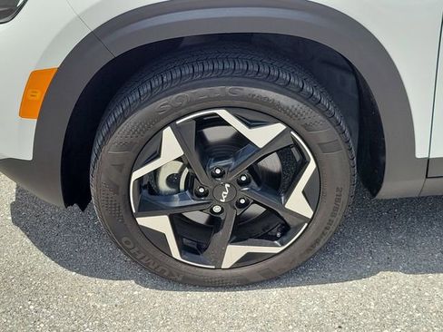 Certified 2025 Kia Seltos EX AWD/4WD image 5