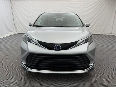 Used 2024 Toyota Sienna XLE image 2