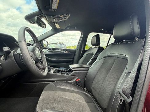 Used 2023 Jeep Grand Cherokee Altitude image 2