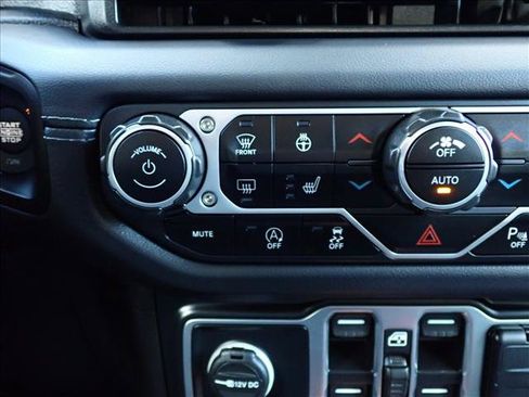 Used 2025 Jeep Gladiator Mojave AWD/4WD image 19