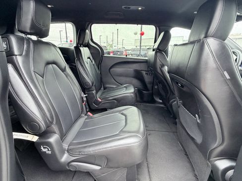 Used 2025 Chrysler Pacifica Select FWD image 26