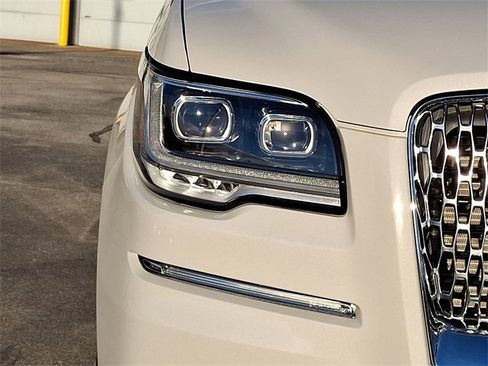 Certified 2022 Lincoln Navigator Reserve image 10
