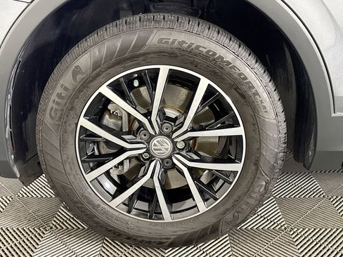 Used 2021 Volkswagen Tiguan SE w/ Panoramic Sunroof Package image 37