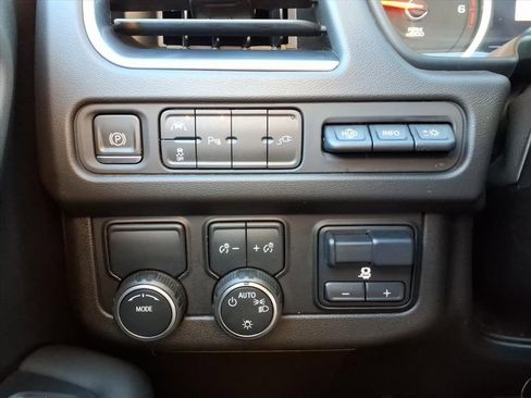 Used 2021 Chevrolet Tahoe Premier w/ Premium Package image 21