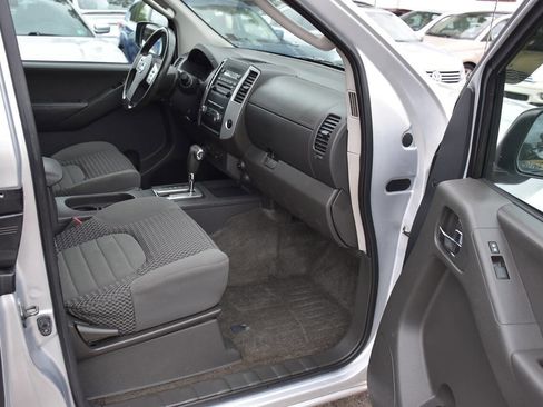 Used 2011 Nissan Frontier SV w/ SV Premium Utility Pkg AWD/4WD image 13