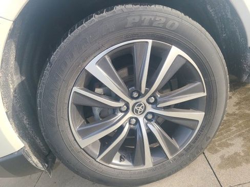 Used 2022 Toyota Venza LE image 12