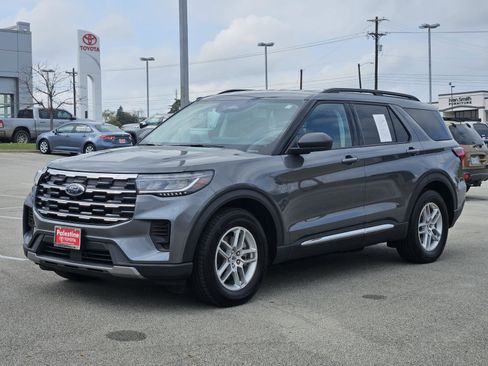 Used 2025 Ford Explorer Active image 3