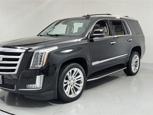 Used 2020 Cadillac Escalade Luxury image 1