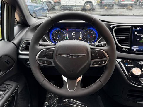 Used 2026 Chrysler Pacifica Select FWD image 13