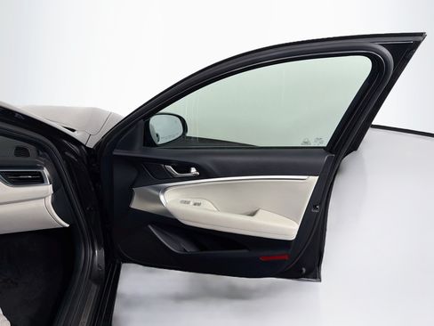 Used 2025 Genesis G70 2.5T RWD image 33