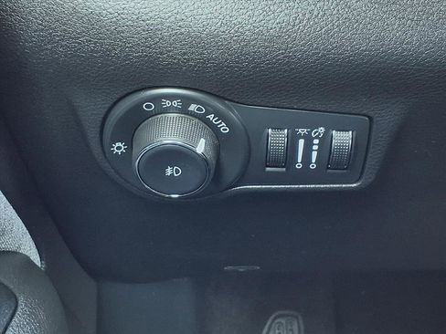 Used 2024 Jeep Compass Latitude image 8