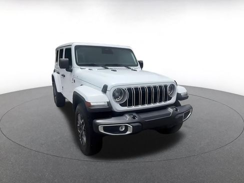 Used 2025 Jeep Wrangler Unlimited Sahara AWD/4WD image 3