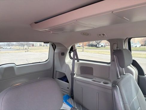 Used 2010 Chrysler Town & Country Touring image 8