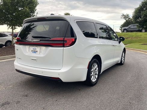 Used 2023 Chrysler Pacifica Touring-L FWD image 3