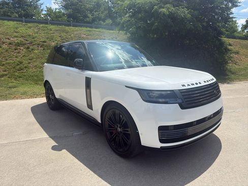 Used 2024 Land Rover Range Rover SV AWD/4WD image 3