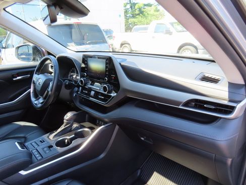 Used 2022 Toyota Highlander XLE image 18