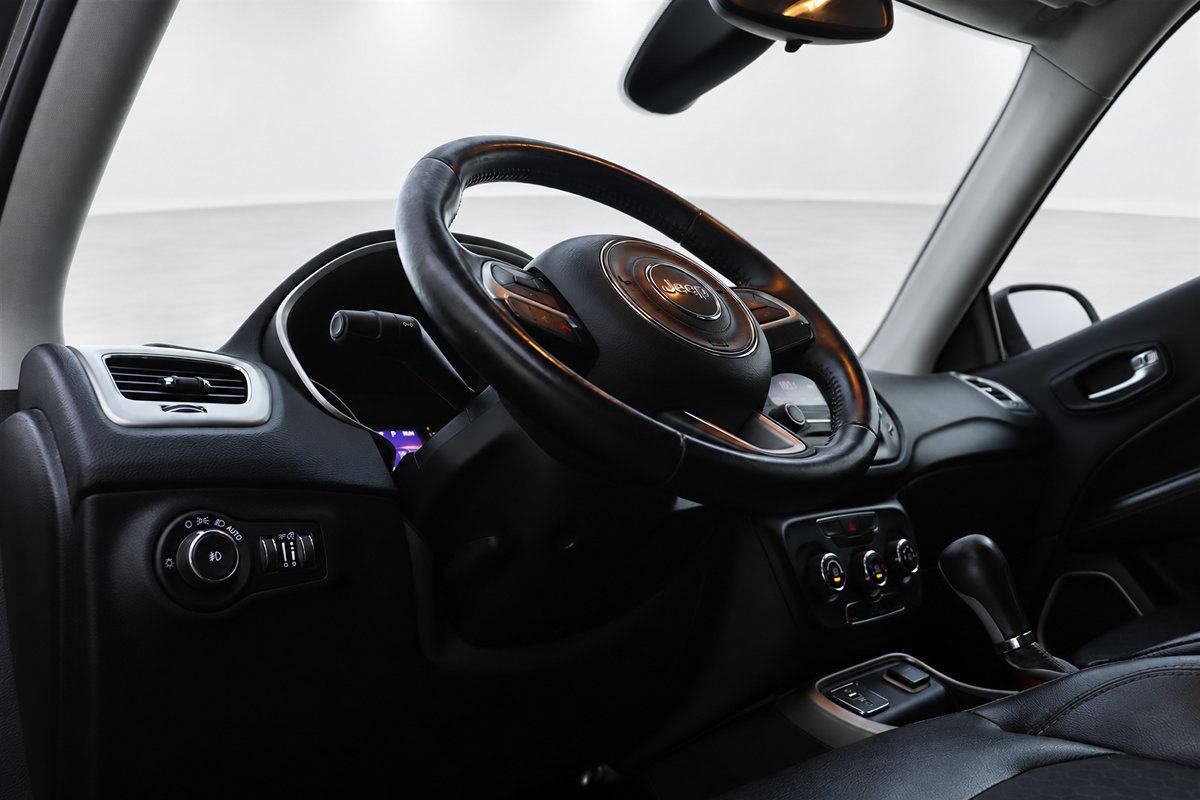 Used 2018 Jeep Compass Latitude FWD image 27