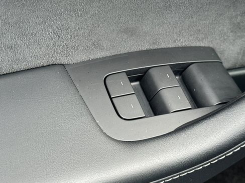 Used 2022 Tesla Model Y Long Range image 13