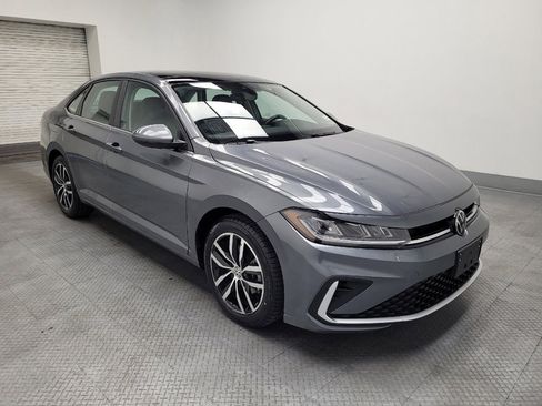Used 2025 Volkswagen Jetta SE FWD image 11