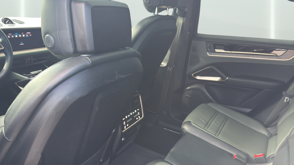 Used 2024 Porsche Cayenne S AWD/4WD image 28