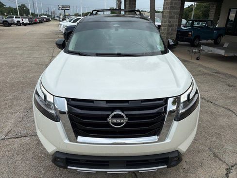 Used 2024 Nissan Pathfinder SL w/ SL Premium Package FWD image 12