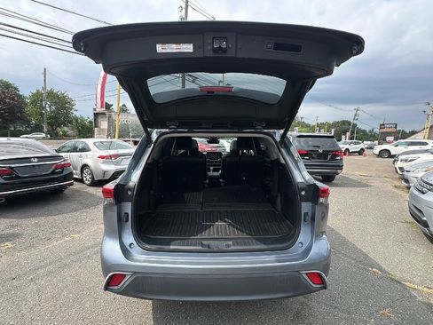 Used 2021 Toyota Highlander XLE AWD/4WD image 19