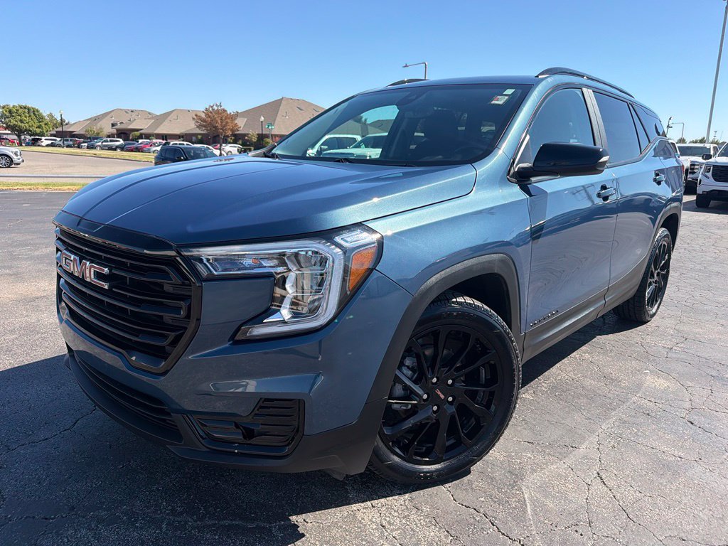 Used 2024 GMC Terrain SLE w/ Driver Convenience Package FWD image 2