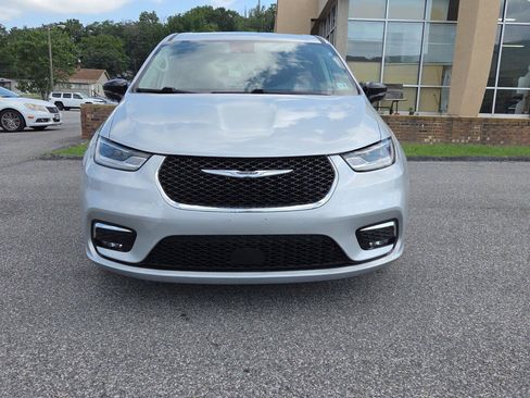 Used 2024 Chrysler Pacifica Touring-L FWD image 8