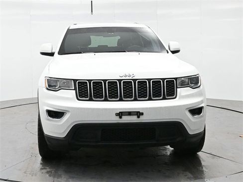 Used 2020 Jeep Grand Cherokee Laredo image 2