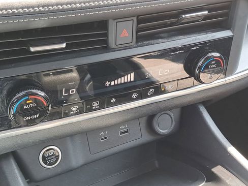 Used 2023 Nissan Rogue SV AWD/4WD image 32