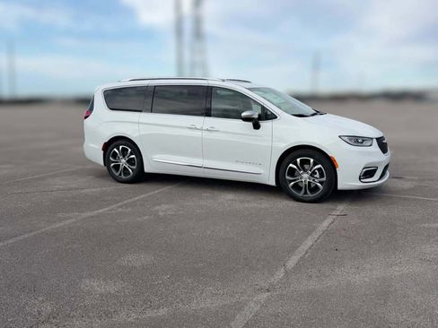 New 2026 Chrysler Pacifica Pinnacle image 15