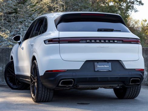 Certified 2025 Porsche Cayenne image 3