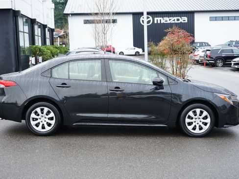 Used 2020 Toyota Corolla LE image 2