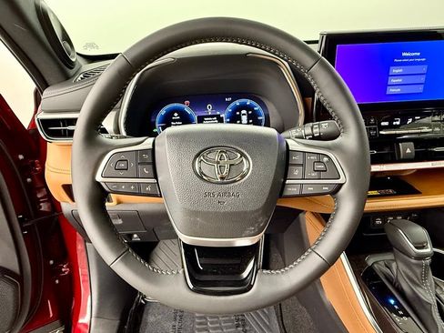 Used 2026 Toyota Highlander Platinum AWD/4WD image 24