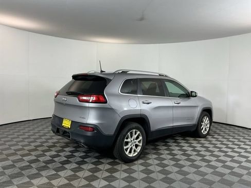Used 2018 Jeep Cherokee Latitude AWD/4WD image 5