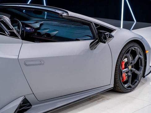 Used 2020 Lamborghini Huracan EVO image 14