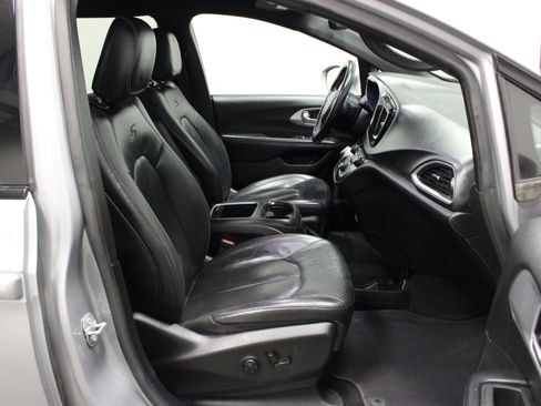 Used 2020 Chrysler Pacifica Touring-L Plus FWD image 13