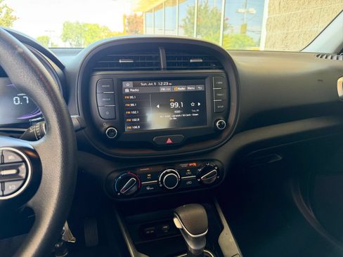 Used 2025 Kia Soul LX w/ LX Technology Package FWD image 17