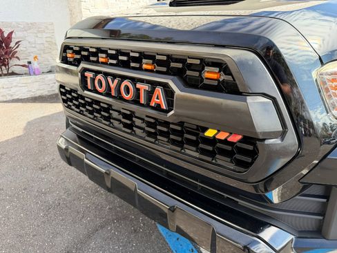 Used 2017 Toyota Tacoma TRD Off-Road image 4