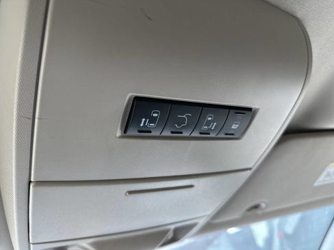 Used 2015 Chrysler Town & Country Touring FWD image 21