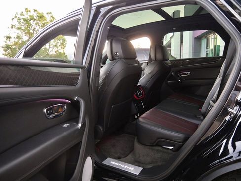 Used 2020 Bentley Bentayga image 18