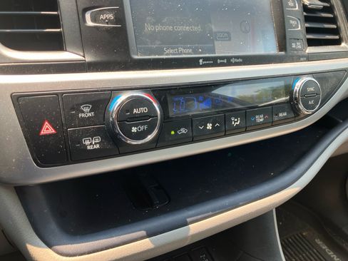 Used 2018 Toyota Highlander XLE AWD/4WD image 20